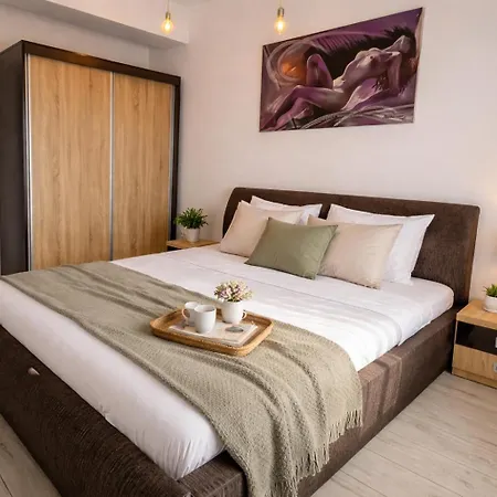Artsy 1br With Balcony Near Mall *