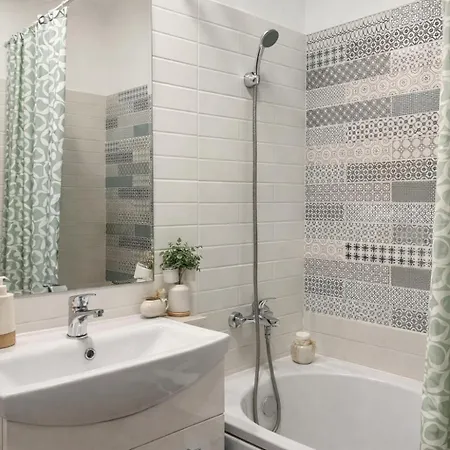 Artsy 1br With Balcony Near Mall