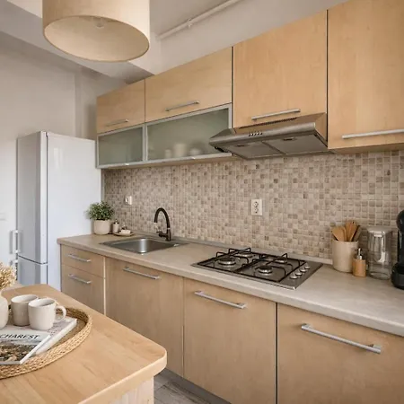 Artsy 1br With Balcony Near Mall *