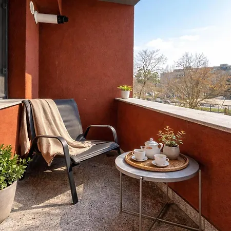 Artsy 1br With Balcony Near Mall Apartment *