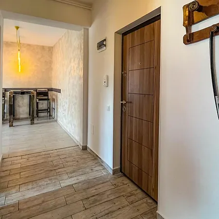 Artsy 1br With Balcony Near Mall Apartment