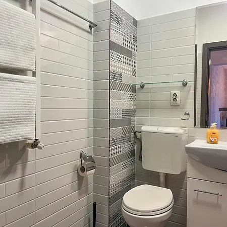 Artsy 1br With Balcony Near Mall *